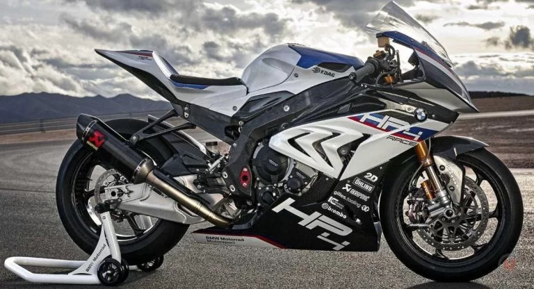 BMW HP4 RACE op paddockstand