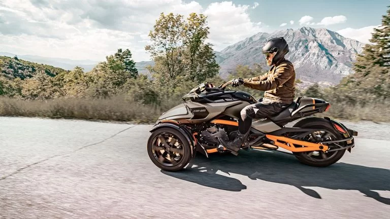 actie foto van 2020-can-am-spyder-f3-special-series-liquid-titanium