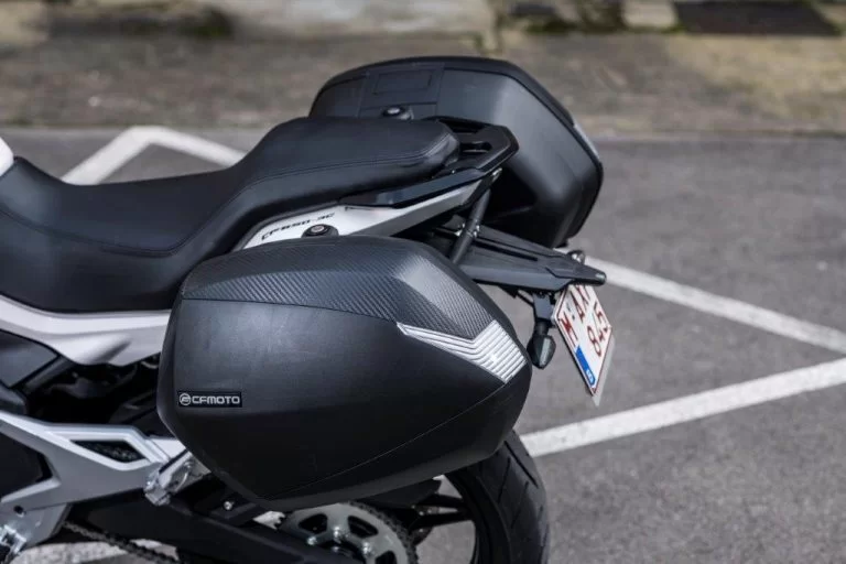 Close up van zijkofferset van de CF Moto 650 MT genomen van de zijkant