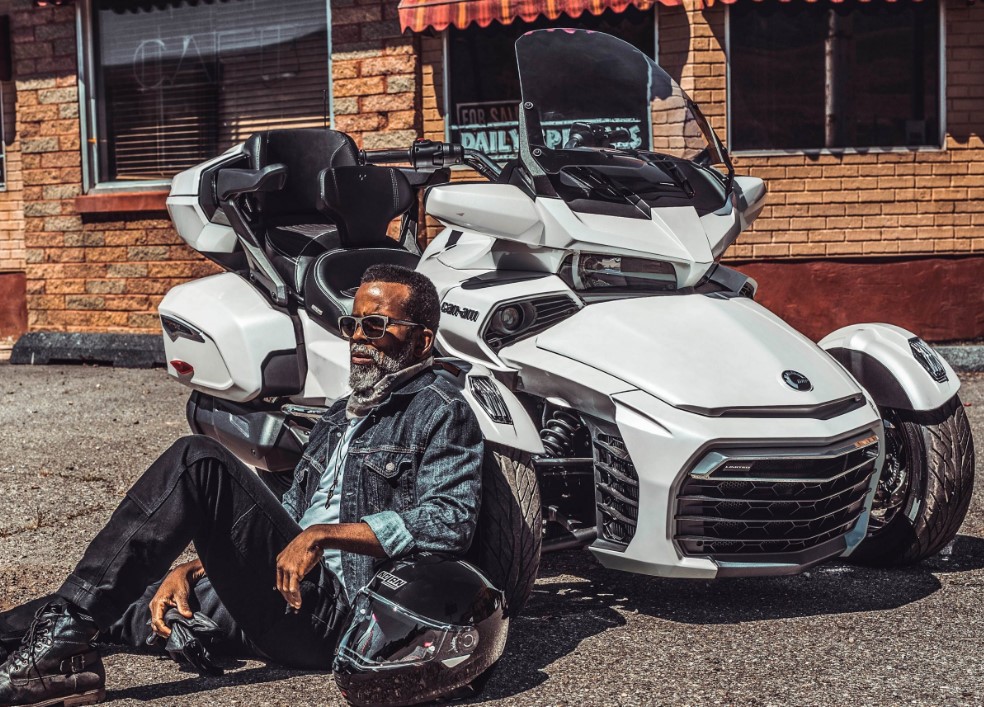 lifestylefoto 2021-can-am-spyder-f3-limited-glacial-blue