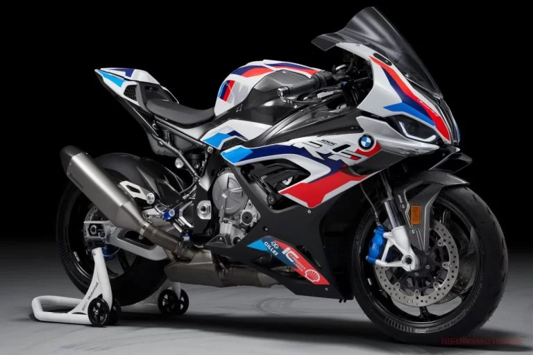 De BMW M1000RR in een studio