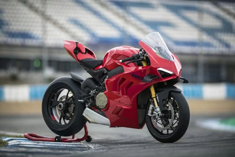 Ducati Panigale V4 S op paddockstand rechter zijde