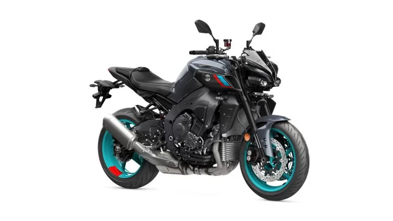 zwarte Yamaha MT-10 met turquoise velgen op een witte achtergrond te zien vanuit het voorzijaanzicht