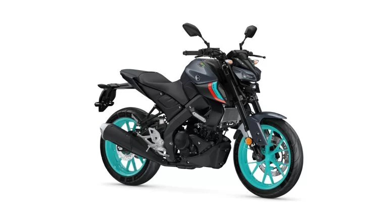 zwarte Yamaha MT-125 met turquoise velgen op een witte achtergrond te zien vanuit het voorzijaanzicht