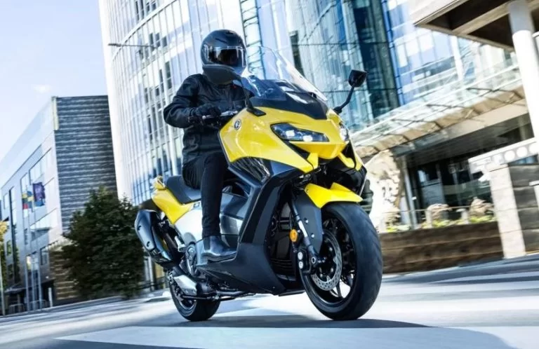 actiefoto van de 2022-yamaha-t-max-560-zware-motorscooter