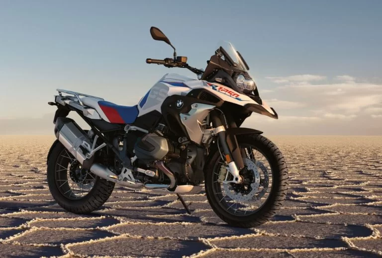 lifestyle foto van de 2023 bmw f1250gs op een zout vlakte