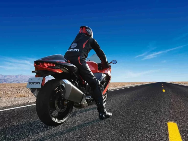 2023-Hayabusa-GSX1300R_25th-anniversary-action