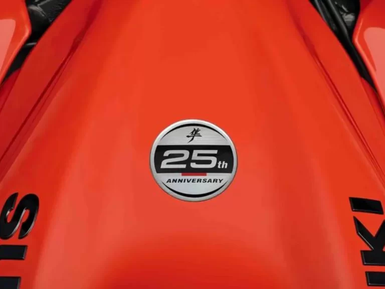 2023-Hayabusa-GSX1300R_25th-anniversary-tank(2)