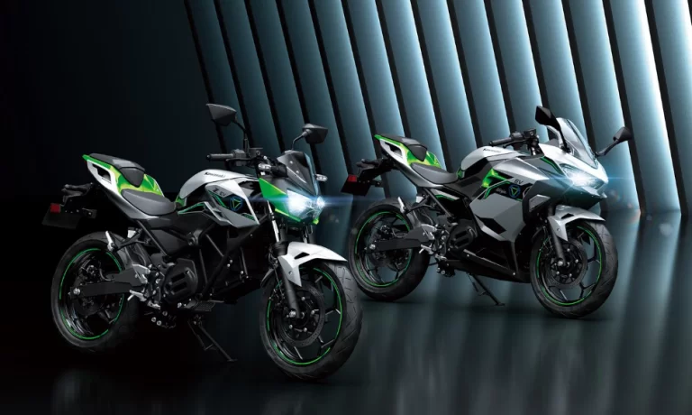 Studiofoto twee 2023 Kawasaki EV en HEV ontdekken