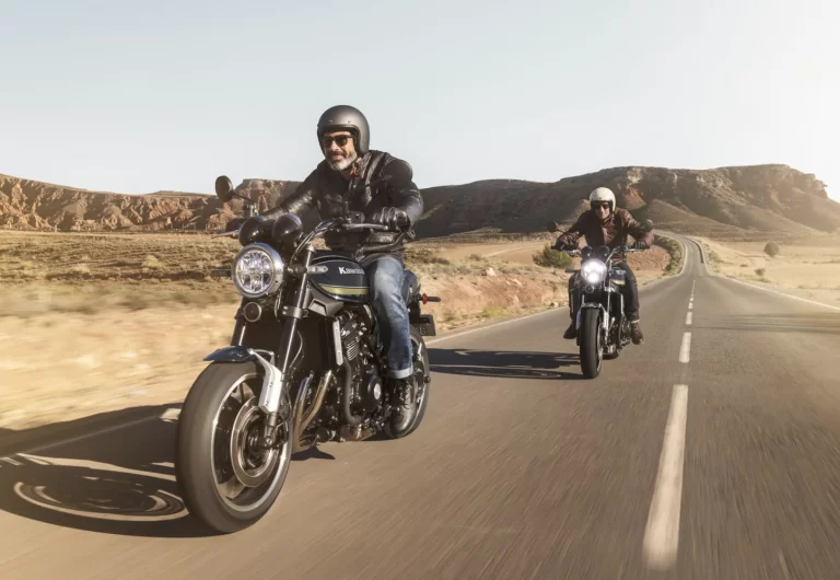 Actiefoto twee Kawasaki's Z900 RS 2023 bekijken