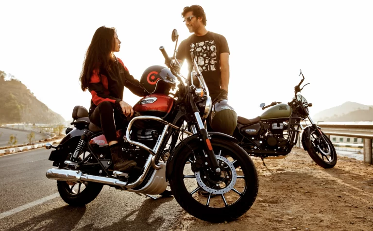 lifestyle foto van stel dat pauze neemt van motorrijden met de meteor 350