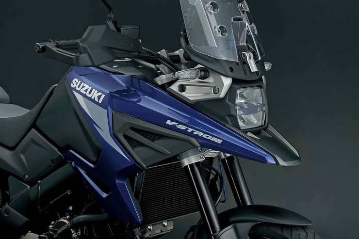 close up van blauwe 2023 suzuki v strom 1050