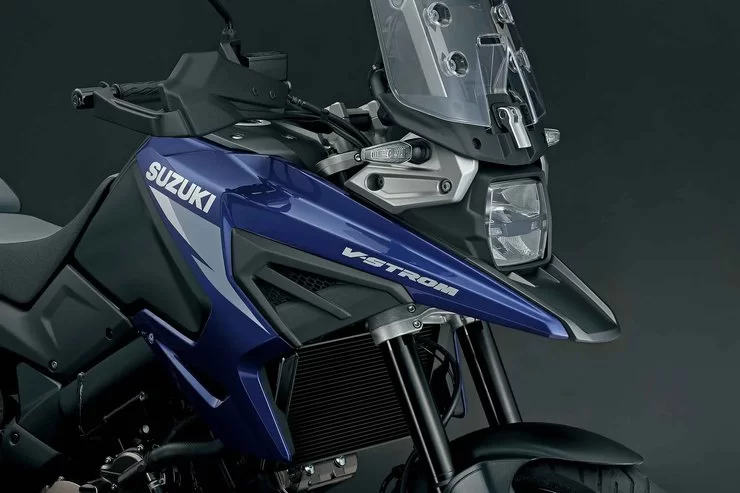 close up van blauwe 2023 suzuki v strom 1050