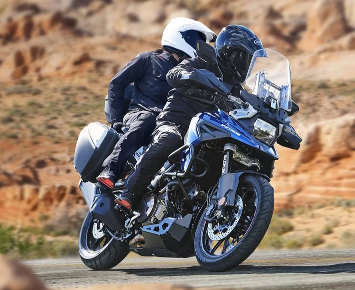 Actiefoto van 2023 Suzuki V-strom 1050 met motorrijder en passagier