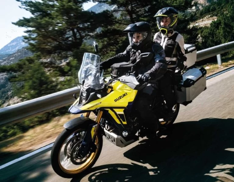 motorrijder met passagier op de 2023 suzuki v strom 800 de