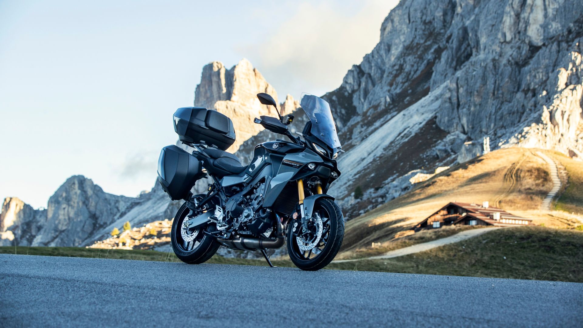lifestyle foto van de yamaha tracer 9 gt+ in berglandschap