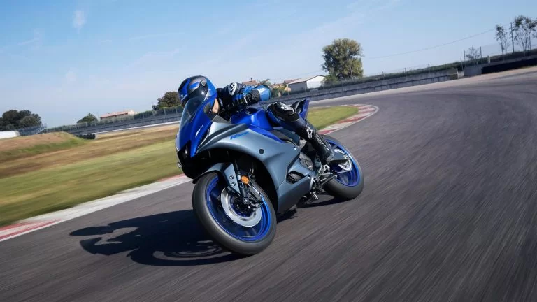 Yamaha YZF-R125 rijdend over een circuit