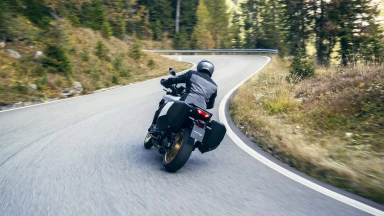 actiefoto achteraanzicht van de van 2023-Yamaha-tracer-9_gt-pure_white