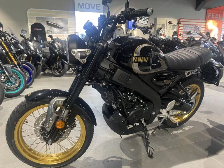 2023-Yamaha-xsr-125-legacy-showroom foto