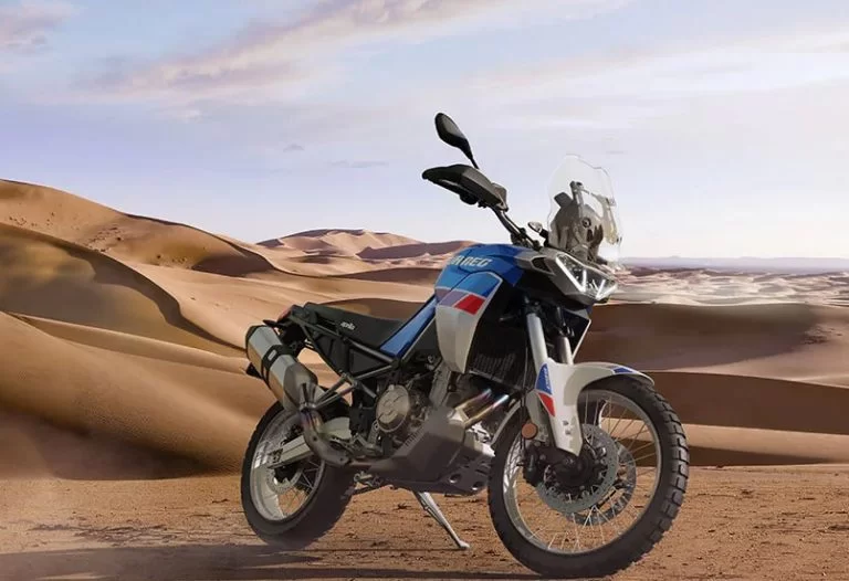lifestyle foto in de woestijn van een 2023-aprilia-touareg-660-toermotor