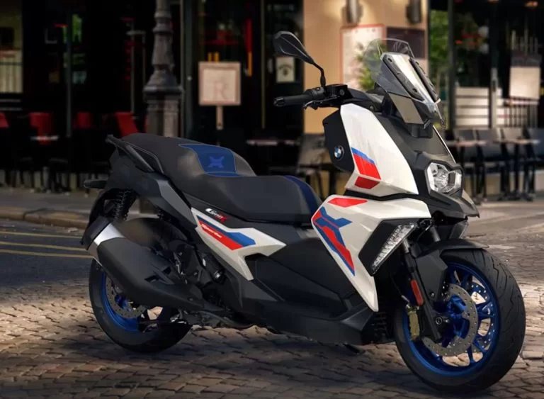 lifestylefoto van de 2023-bmw-C400-X-motorscooter