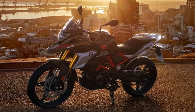 lifestylefoto van de g310gs BMW 2023 bij zonsondegang