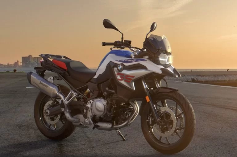 lifestyle foto van de f750gs uit 2023 van BMW