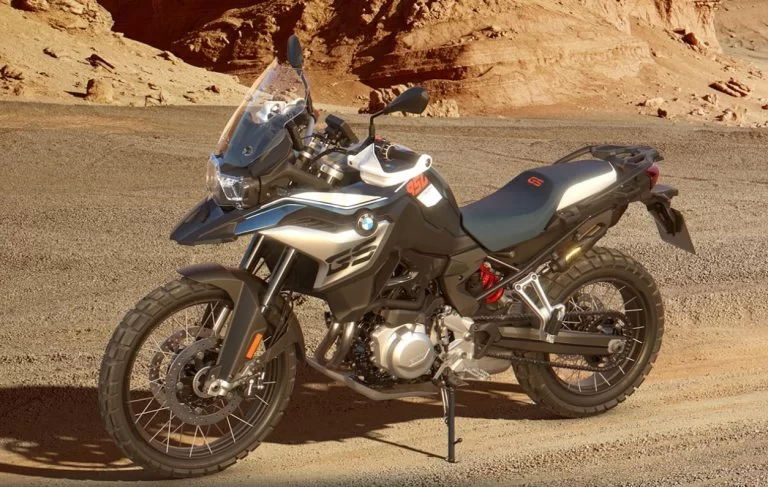 lifestyle foto van de f850gs van bmw 2023 model