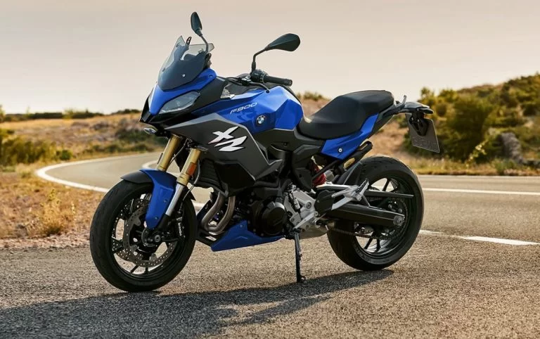 lifestylefoto van de 2023 bmw f900xr toermotor