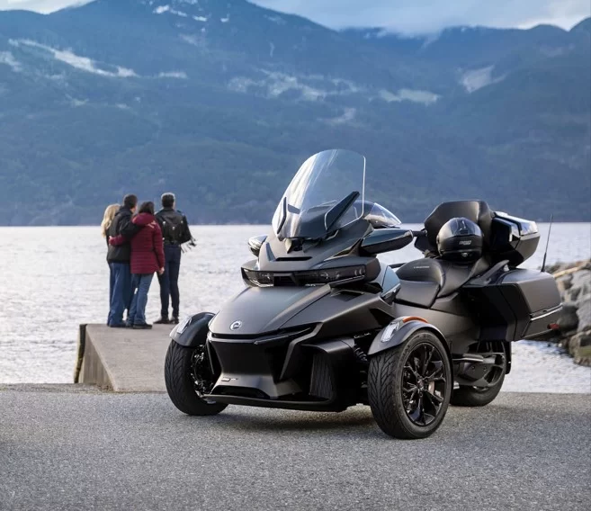 lifestyle-foto van 2023 canam spyder rt limited zwart