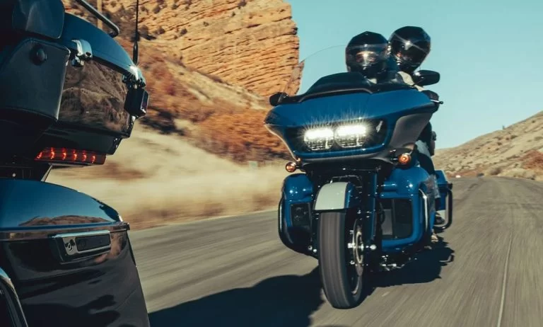 actiefoto van de 2023-harley-davidson-road-glide-limited-toermotor