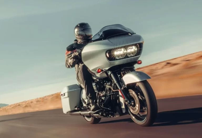 actiefoto van de 2023-harley-davidson-road-glide-special-toermotor in de woestijn