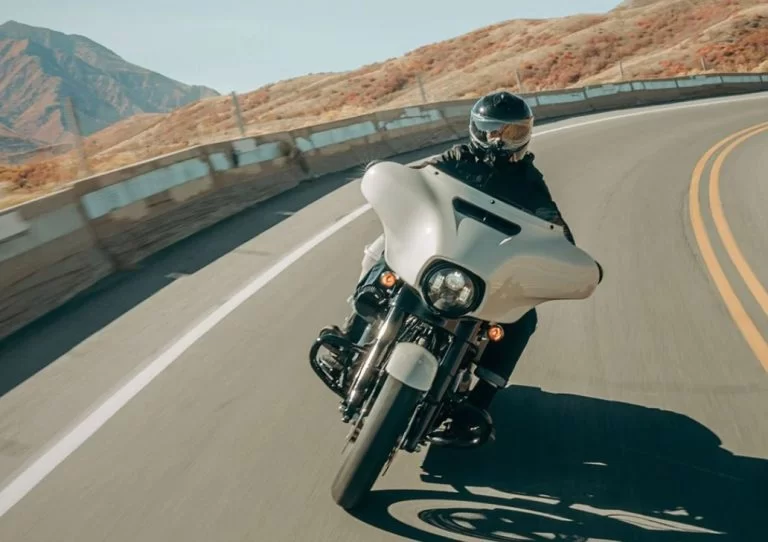 actiefoto van de 2023-harley-davidson-street-glide-ST-toermotor