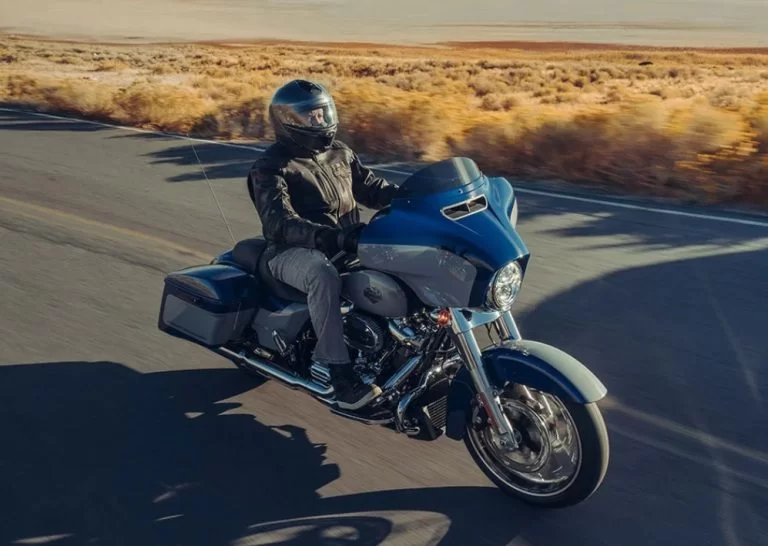 actiefoto van de 2023-harley-davidson-street-glide-special-toermotor