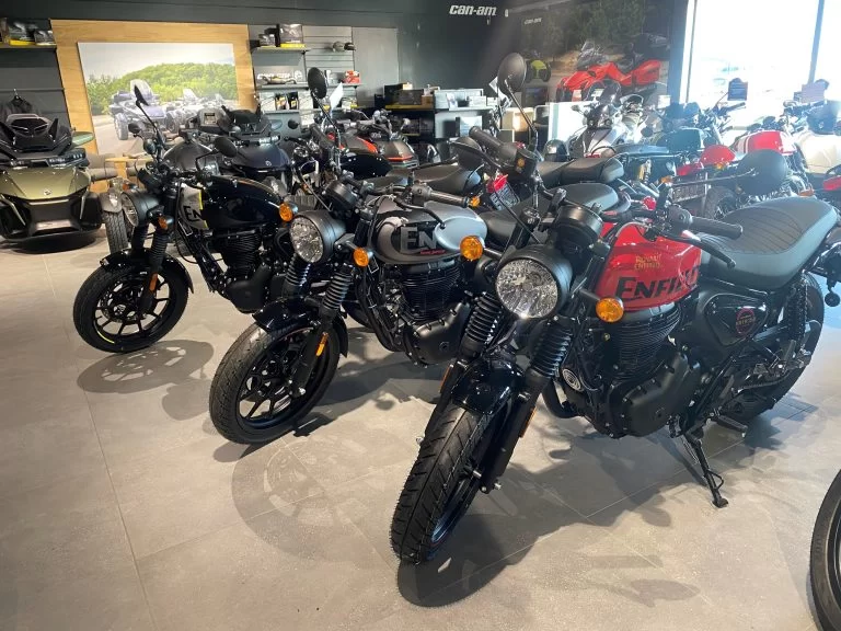 2023-hntr-350-royal-enfield-showroom