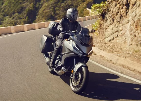 actiefoto van de 2023 honda NT1100