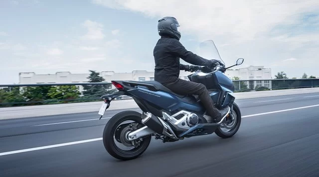 actiefoto van de 2023-honda-forza-750-zware-motorscooter
