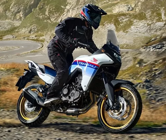 actiefoto van motorrijder op bergachtig terrein met de transalp van Honda 2023