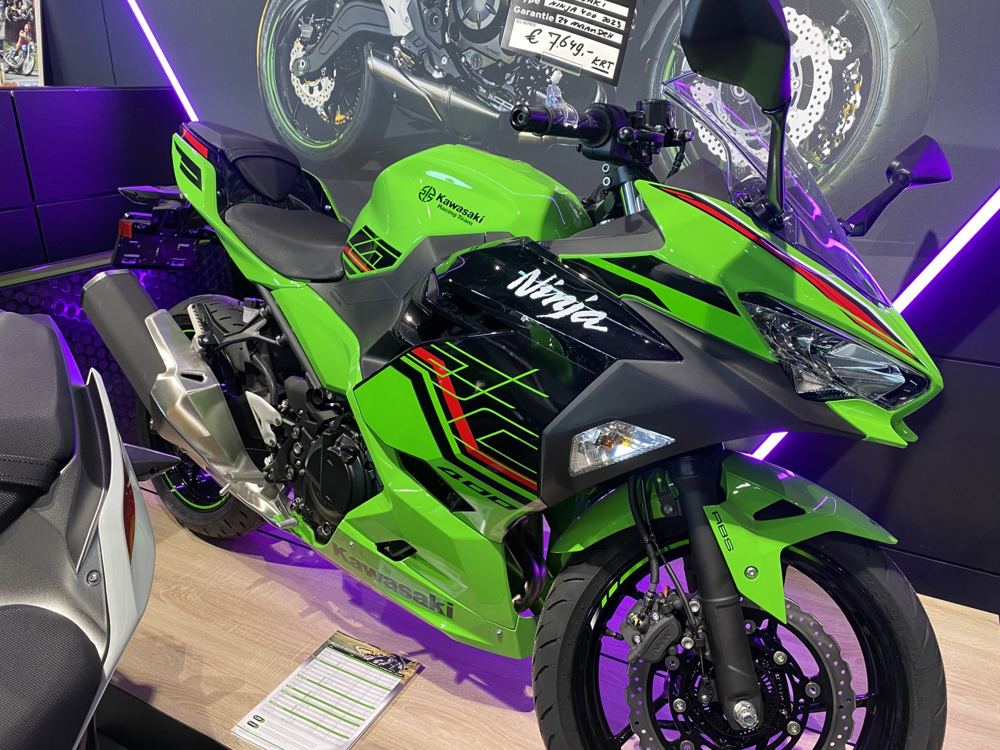 2023-kawasaki-ninja-400-showroom foto