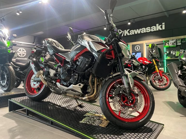 showroomfoto van de 2023 Z900 rood zilver met performance pakket
