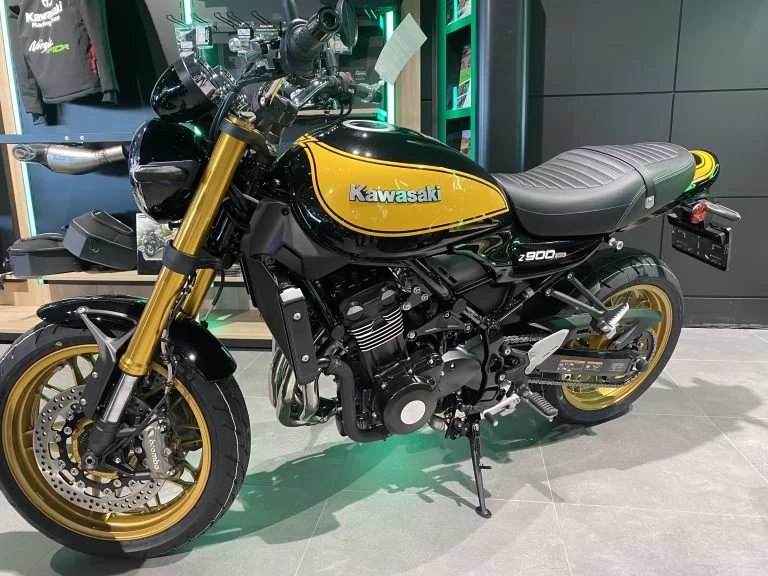 2023-kawasaki-z900-rs-se-showroom foto