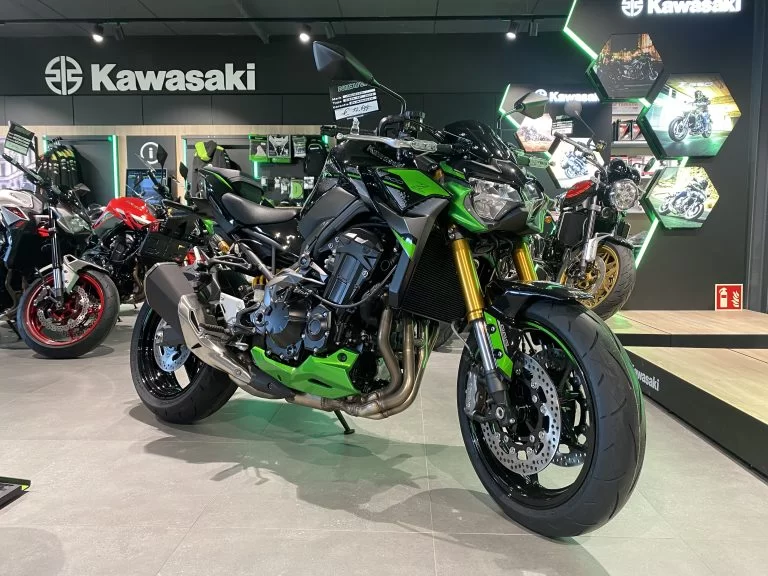 2023-kawasaki-z900-se-showroom foto