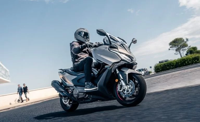 actiefoto van een 2023-kymco-ak550i-zware-motorscooter