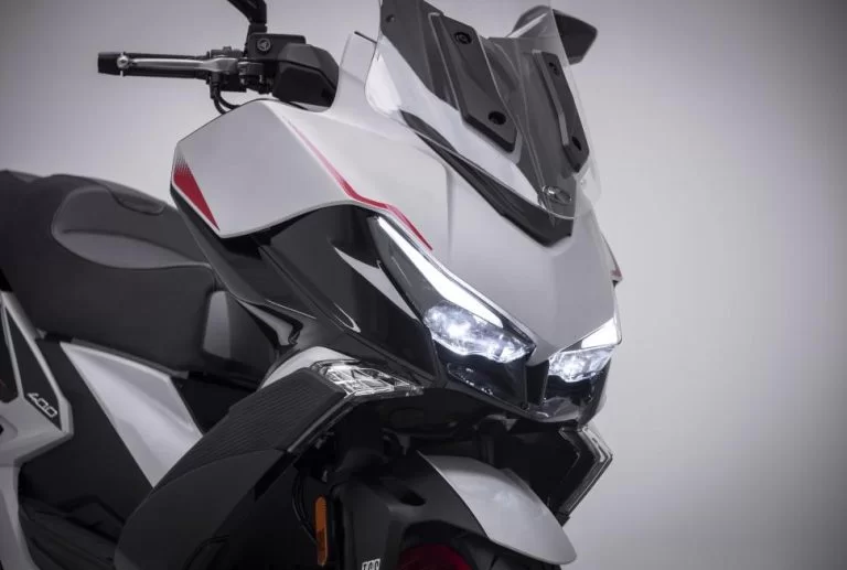 close up shot van voorkant 2023-kymco-xciting-vs-400-motorscooter