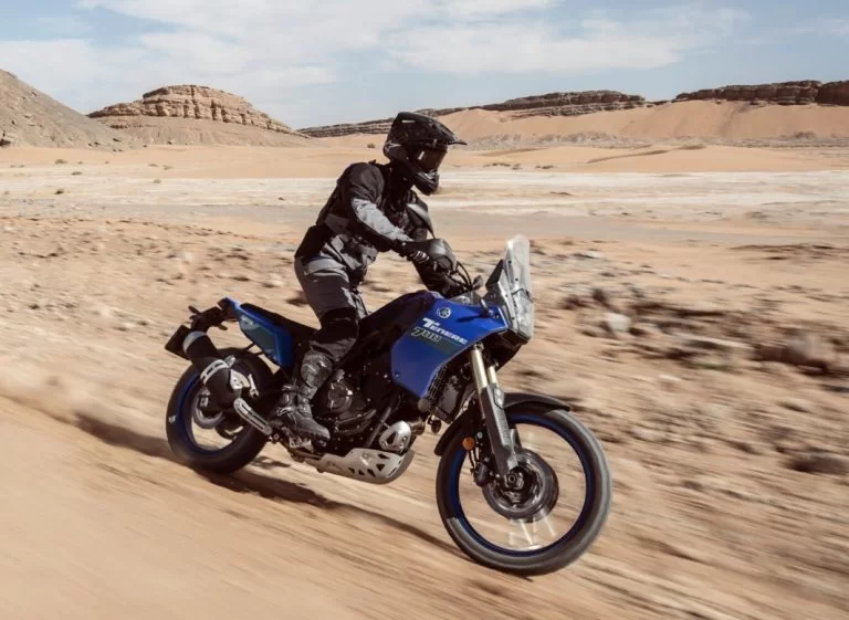 actiefoto van yamaha 2023 tenere 700 in de woestijn