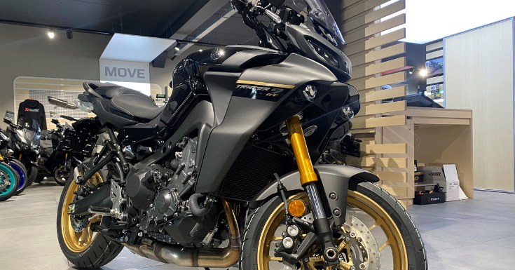 showroom foto van een 2023 yamaha tracer 9 gt midnight black