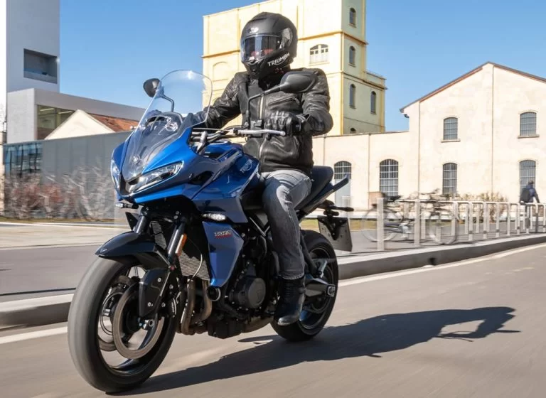 actiefoto van de 2023-triumph-tiger-toermotor-660-adventure