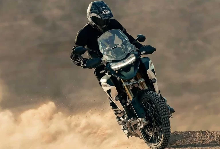 actiefoto van 2023-triumph-tiger-toermotor-adventure op ruig terrein