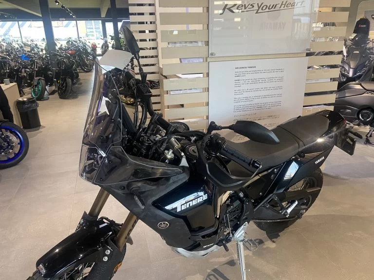 2023-yamaha-tenere-700-world-raid-showroom foto