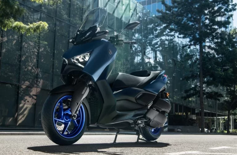 een lifestylefoto van de 2023-yamaha-xmax-300-motorscooter